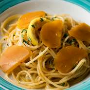 ビコローレの人気メニュー。サルデーニャ島の定番、カラスミのパスタ。レモンを加えて爽やかでキレのある風味。シェフの手作りのカラスミでお出しすることも！