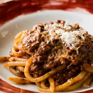 トスカーナの粉と水でつくる手打ちパスタ「ピチ」に、伝統菓子「パンフォルテ」の要素、シナモンやオレンジピール、ナッツなどで深みののあるラグーを合わせて