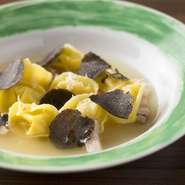 泥ネギを大量に蒸し煮し、出た水分だけで仕立てるコンソメがベース。長ネギを詰めたカペレッティも絶妙。