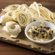 ソースを引き立てるパスタ、パスタを引き立てるソース。その相乗効果が佐藤シェフの真骨頂。レモンを練りこんだもの、なかに具材を詰めたものなど、手打ちパスタだけで常時10種類ほどが揃っています。