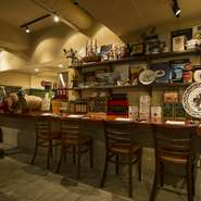 いかにもなイタリアらしさをあえて出さずに、シンプルさと清潔感を重視したインテリア。それでも各所に飾られたサルデーニャ島のお祭りのポスターやイタリアの小物が、さりげなく異国情緒を演出します。