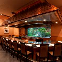 庭園を眺められる、ゆったりとしたカウンター席