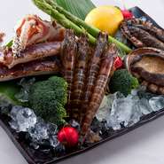 『松坂牛サーロインステーキ（130g）』と新鮮な魚介類（海老、鮑、帆立、タラバ、魚、など）から、好みの食材を選べる人気の「目黒コース」。水槽から直接取り出すので鮮度抜群です。
