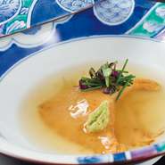 すっかりおなじみとなった、当店の名物料理「ふかひれの姿焼き」
旨みがのった自慢のスープに山葵がよく合います。