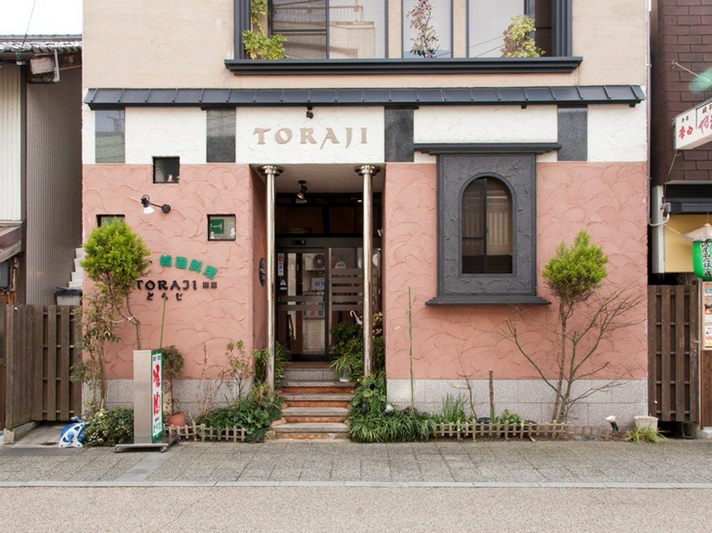 洒落た外観のモダンな建物が目印です【焼肉　とらじ】