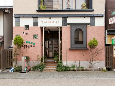 洒落た外観のモダンな建物が目印です【焼肉　とらじ】