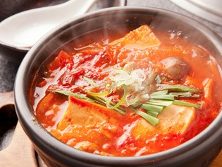 「白菜」「ニラ」「香辛料」にこだわり手作りしているチゲです