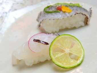 利尻昆布でこぶ〆した『来島鯛こぶ〆の寿司（皮・身）』