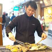 牡蠣の目利きから下ごしらえまで熟練した料理人が、一品一品丁寧に調理。店舗前にある焼き台では炭火で牡蠣を焼く手さばきを、臨場感たっぷりに眺められます。