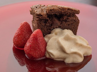 エスプーマで作った濃厚なクリームも堪能『ガトーショコラ』