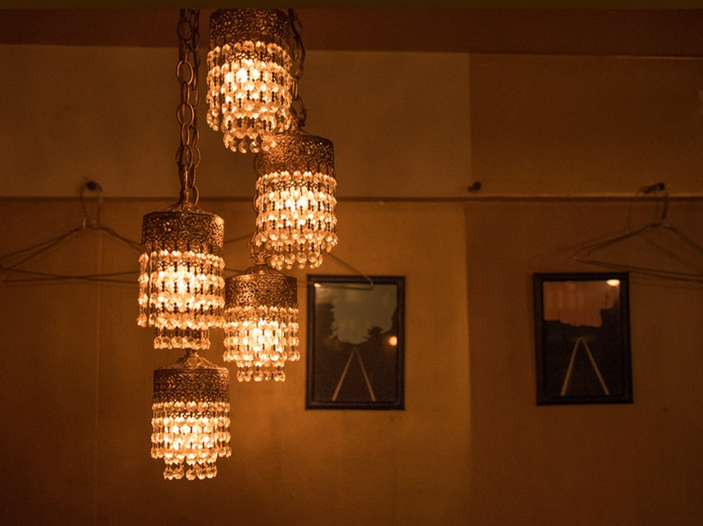 落ち着いた静かな雰囲気とシャンデリア