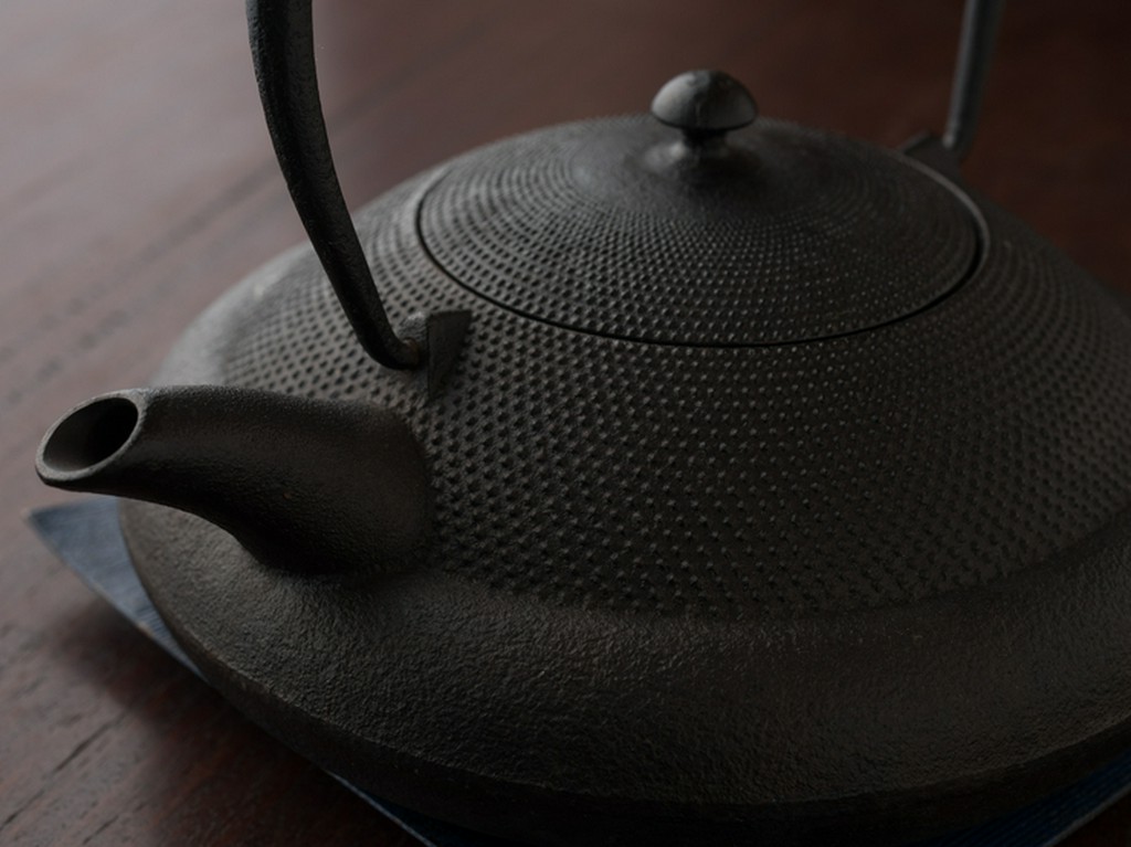 体に染み渡るあたたかなスープを注ぐ土瓶