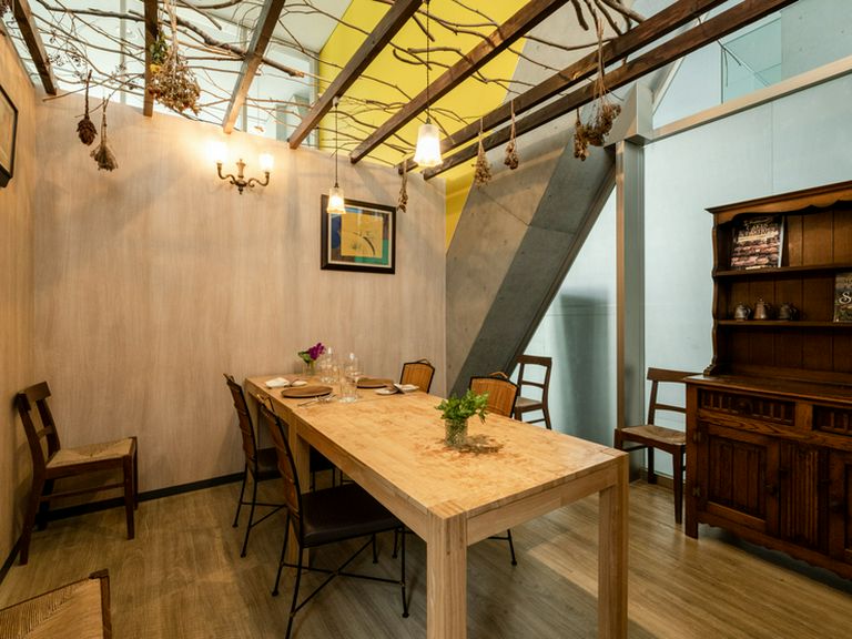 個室は二室完備。女子会、接待、海外ゲストを招いての会食に