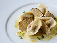 トリュフの香りでワインを誘う『茸とサマートリュフのトルテリーニ　VEGAN』