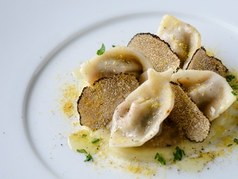 トリュフの香りでワインを誘う『茸とサマートリュフのトルテリーニ　VEGAN』