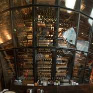 圧巻の存在感を示す、天井まで届く高さ8メートルのワインセラー。そこに収められるのは、専属のソムリエが厳選した、イタリア、フランス、アメリカなど世界各国のワインたち。料理とのマリアージュが堪能できます。