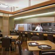 個室やメインダイニング、店舗内バリアフリーで前面に床暖房を施しております。バギーや車いすでそのままご入店いただけます。0~13歳までのお子様用メニューもございます。