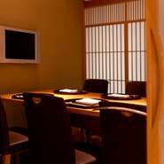 バリアフリーをキーワードに段差のない床、店内すべてに床暖房を設置しています。小さな子供や車椅子の方でも楽しめる個室も完備。食後も飽きずに過ごせるよう、DVDのモニターを設置した個室も用意されています。