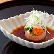 刺身で食べられるほど鮮度のいいあん肝を仕入れ、丁寧に掃除して蒸し上げます。橙のポン酢でいただきます。