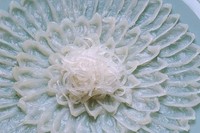 冬季限定の「ふぐコース」の中の1品。
旨味・甘み・歯ごたえが抜群で大人気です。