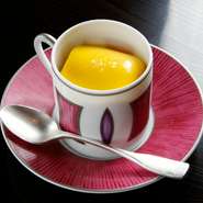 おまかせコースから。
かぼちゃのムース・空豆のムース・とうもろこしのムースなど、旬の野菜で作っています。
身体に優しい1品