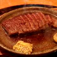 おまかせコースより。
菱沼の定番！「陶板ステーキ」その時期に最高の国産和牛を熱の冷めにくい陶板で焼き上げました。
ニンニク醤油の香りと〆の炊き立てご飯でお楽しみ下さいませ。