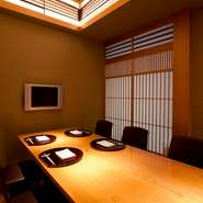 個室の利用は2名の場合は18000円のコースから、3名以上は12000円～。DVDモニター付きの個室も完備。