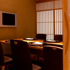 鴨と相性の良い具材をシンプルにし鍋を仕立てました。
特製の御出汁とお楽しみ下さい。