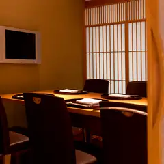 鴨と相性の良い具材をシンプルにし鍋を仕立てました。
特製の御出汁とお楽しみ下さい。