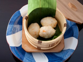 季節の香りを添えた『海老しんじょうの蒸し物』