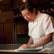 ただ食べるだけではなく、会話も含めて食事する時間を楽しんでもらえるよう心を砕いています。要望などがありましたら、ざっくばらんにご相談を。ひとりひとりのお客様に合わせ、料理内容やサービスをご提案します。