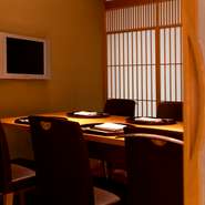 家族で食事を楽しんでいただけるよう、0歳児も歓迎です。9歳迄のひよさんコース有　12歳迄の『ちゃれんじコース』は、大人と同じ食材･料理をご用意。公共の場の過ごし方を知るきっかけにもなります。DVD持込可能