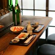 少し前の時代にさかのぼったような佇まいや献立は、若い人には逆に新鮮かも。一期一会の酒の縁がある、和気藹々な居酒屋のノリを楽しみましょう。立地的には遠距離カップルにも強い味方です。