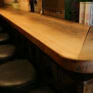 年季の入った一枚板の檜のカウンターは、全10席。ずらっと並んだ一升瓶を見比べながら、「何を飲もうか」と考えるのも一興です。燗の湯気や大将との語らいも、昭和チックでいい感じ。