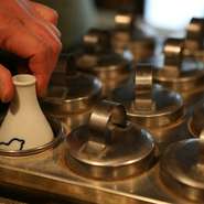 正一合の酒全41種類が500円～600円、肴はおおよそ300円～500円。「2000円もあれば、たとえばお酒二合にちょこっと何かつまんでいただいて、いい気持ちになっていただけますよ」と大将。