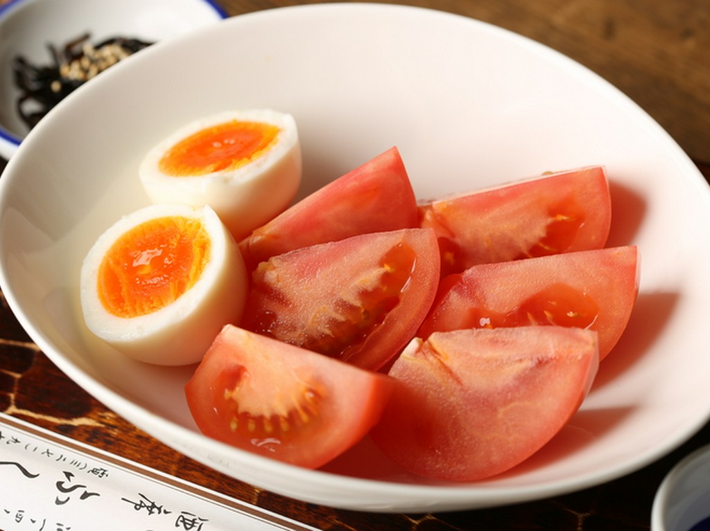 シンプルだけどこれが旨い『トマトサラダ（玉子付き）』