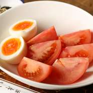 築地市場でいいトマトを厳選し、卵はブランド「奥久慈卵」。塩かマヨネーズでどうぞ。