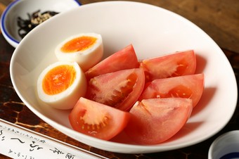 シンプルだけどこれが旨い『トマトサラダ（玉子付き）』