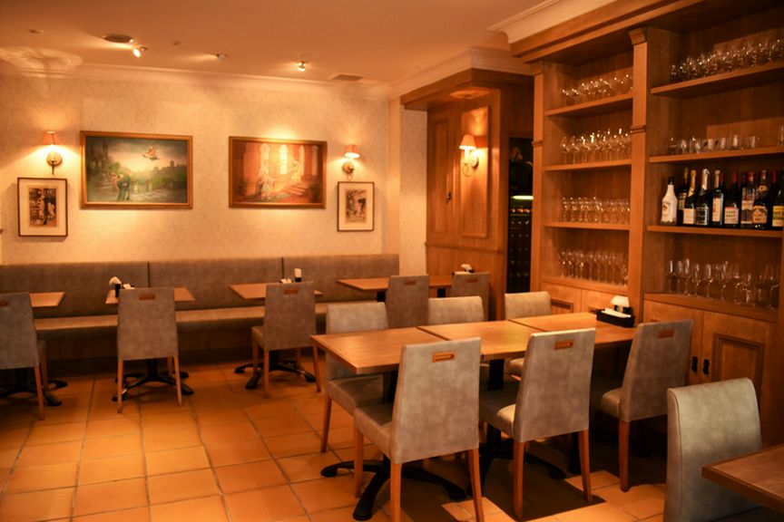 ペルシャの絵が飾られたテーブル席