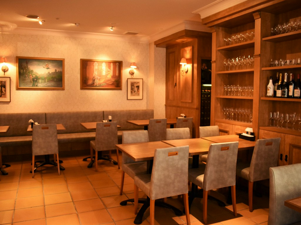 ペルシャの絵が飾られたテーブル席