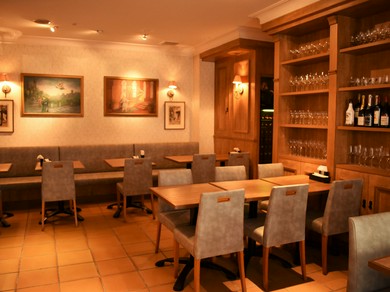 ペルシャの絵が飾られたテーブル席