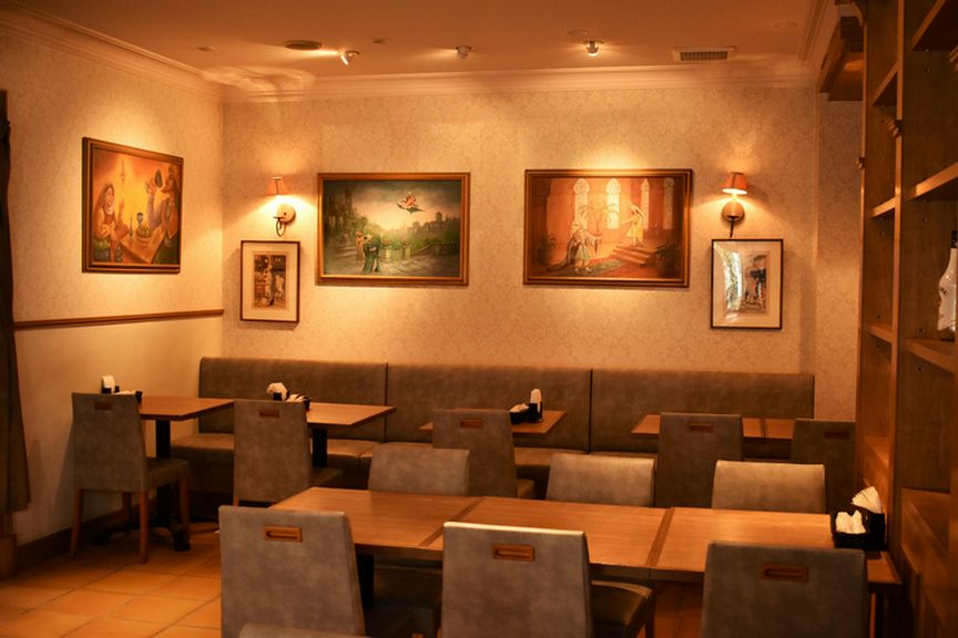 料理スタッフもフロアのお客様にサービスします