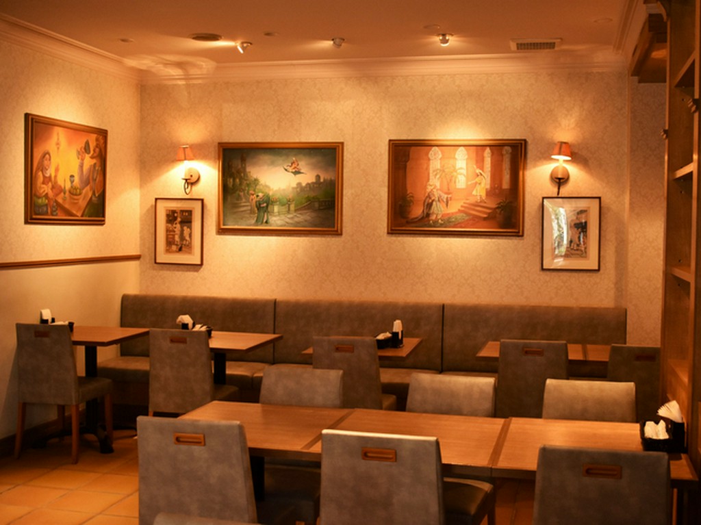 料理スタッフもフロアのお客様にサービスします