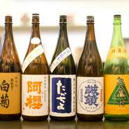“和菓子×日本酒”のマリアージュは店の楽しみ方のひとつ。「お酒に寄り添う」よう開発された和菓子は、甘味が得意でない方からも好評。店主自ら蔵元に赴き厳選した日本酒との妙なる組み合わせをご堪能ください。