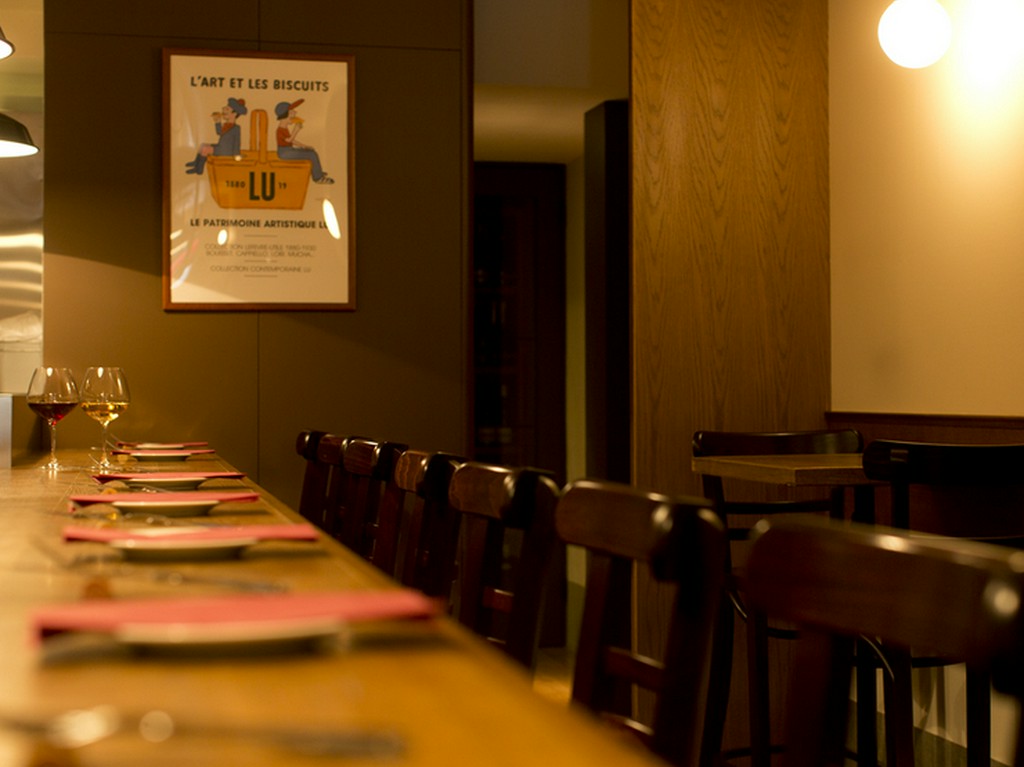 カウンターの特にすみっこ、そこはカップルの特等席