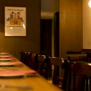 店はカウンターが主体。向い合わせもいいけれど、肩を寄せてワイングラスを傾けるのもしっとり大人なムード。二人の距離もぐっと近づきます。カウンターは奥行があり、ゆったり食事が楽しめます。