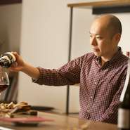 この品揃えだけでもワイン好きにはこたえられないはず。なかでもオーナーの好きなブルゴーニュワインが充実しています。また小規模生産者によるこだわりの厳選シャンパンが味わえるのも楽しみ。