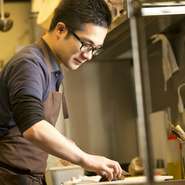 素材そのもので勝負できるものも、ソースで豊かな味わいに仕上げるのがフレンチの料理人としてのシェフのこだわり。さらにハーブやスパイスを有効に使って味にアクセントをつけ、ワインに合うことを目指しています。