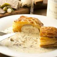 注文ごとに、カニと帆立ムースを舌ビラメに包んで焼き上げるから、風味がよくアツアツ。