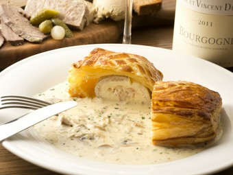 いただきやすい白ワインのソースで。『舌ビラメのパイ包み焼き』